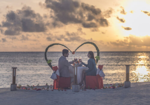 diner en amoureux jeunes mariés sur une plage des Maldives pendant un voyage de noce