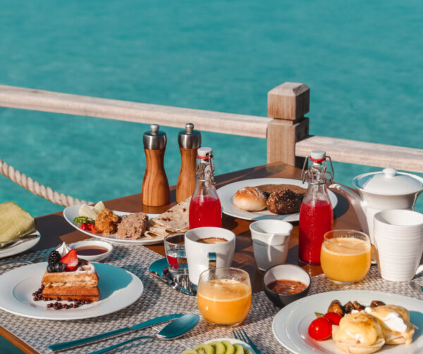 Petit Déjeuner les pieds dans l'eau