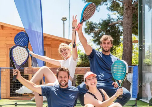 groupe d'amis en voyage padel