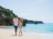 couple qui marche sur la plage