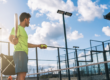 Homme jouant au padel sur un terrain exterieur