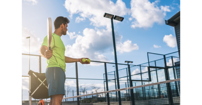 Homme jouant au padel sur un terrain exterieur