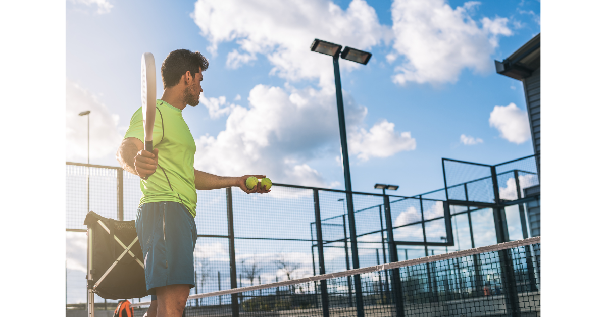Padel – meilleurs lieux Homme jouant au padel sur un terrain exterieur