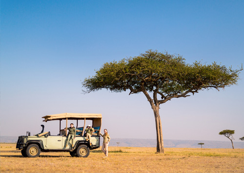 Jeep arrêtée pour admirer le paysage africain