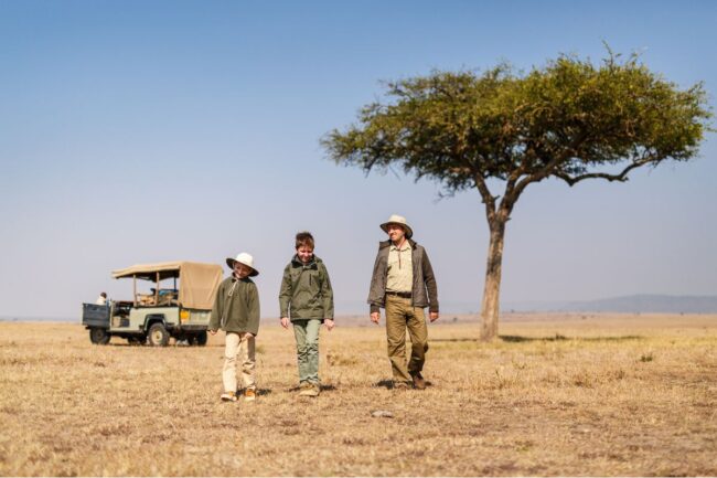 safari en famille une famille en safari dans la savane africaine