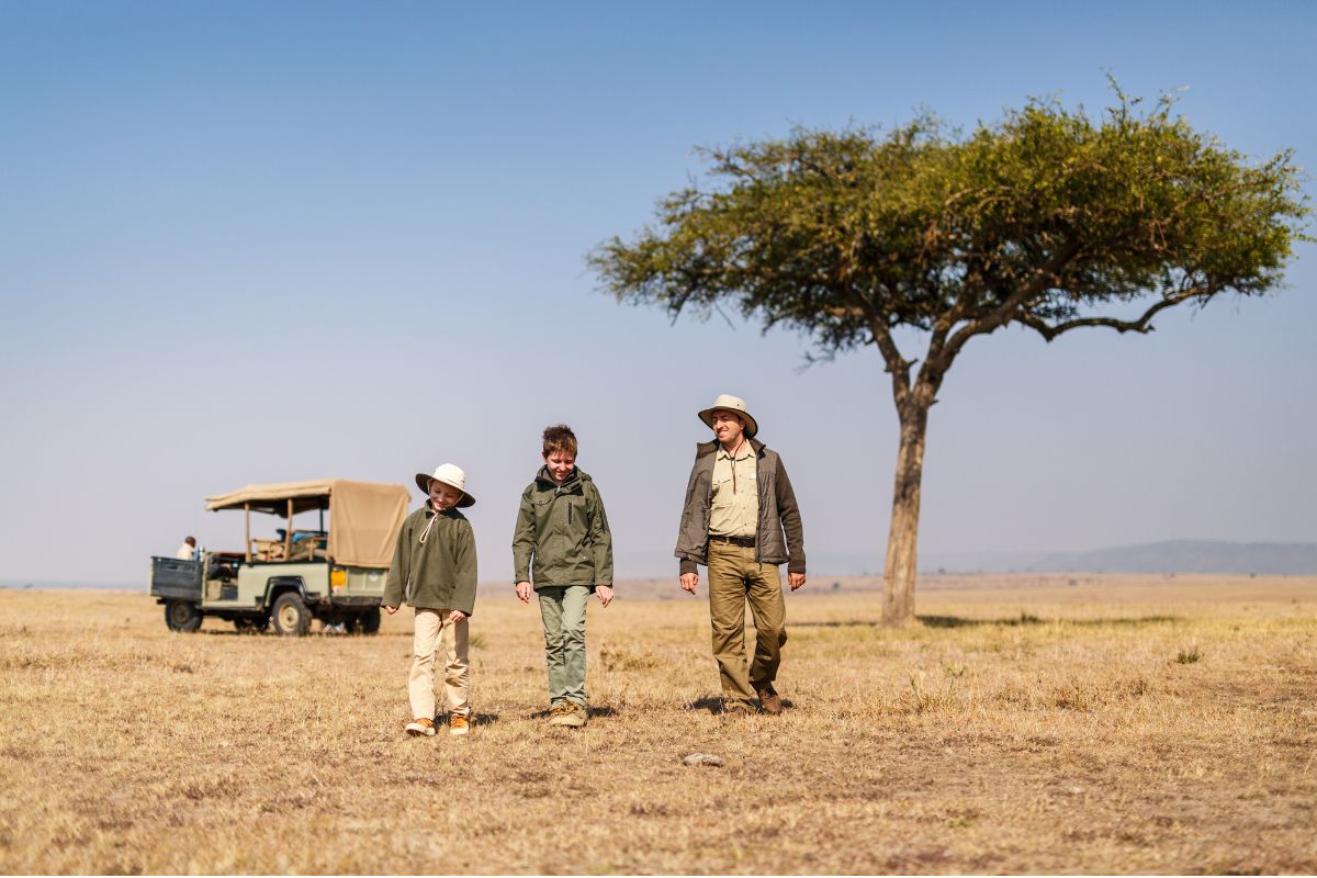 safari en famille une famille en safari dans la savane africaine