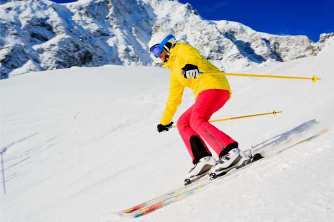 ski niveau Femme qui skie sur une piste de ski