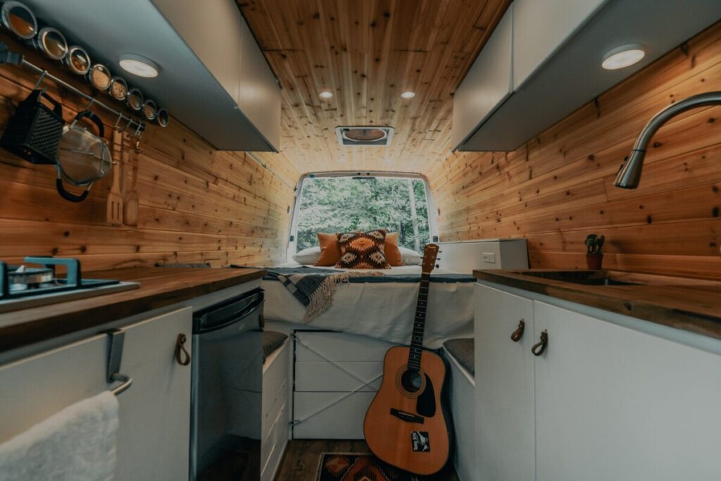 Van life interieur d'un van aménagé