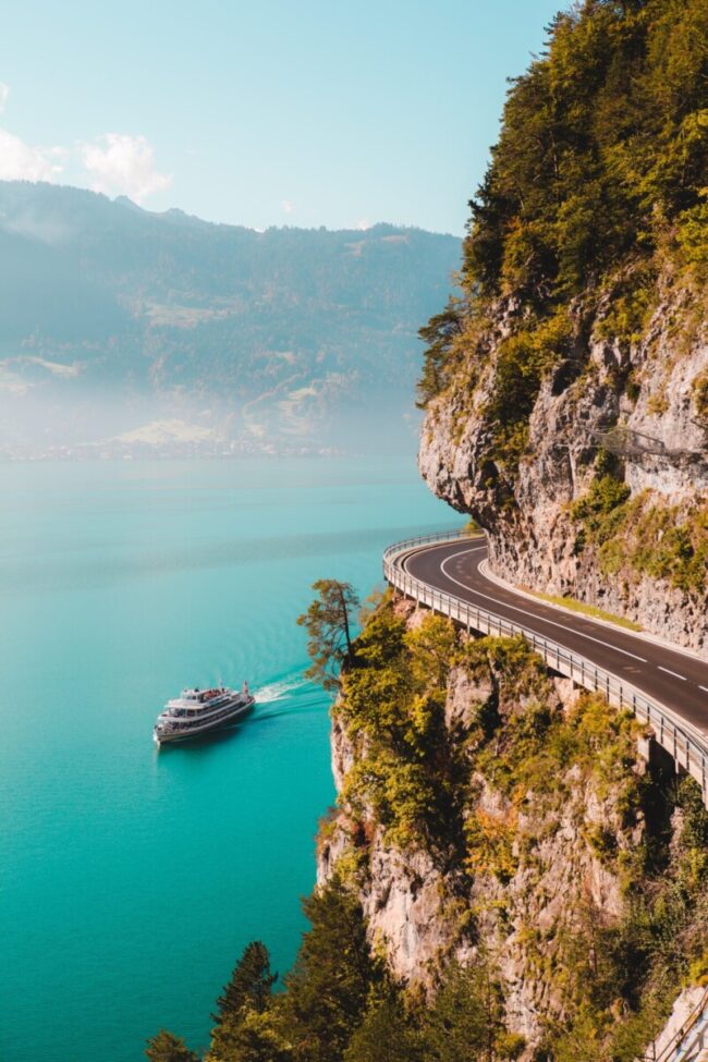 voyage-croisiere bâteau de croisière qui longe une montagne