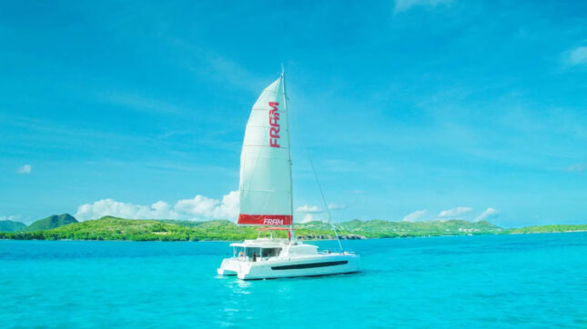 Catamaran, bateau privé sur l'océan