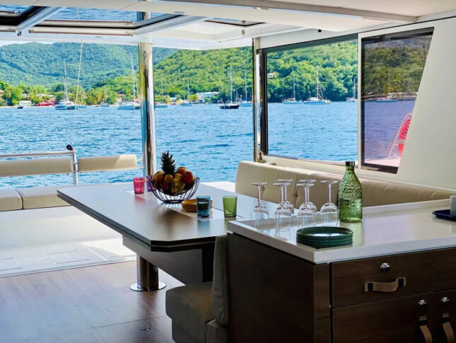 Salle à manger sur un bateau privé