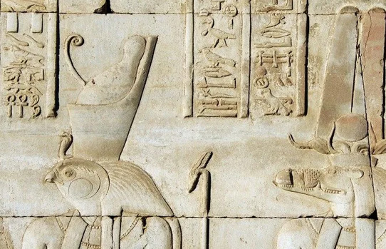 Hiéroglyphes, voyage en bateau privé en Egypte