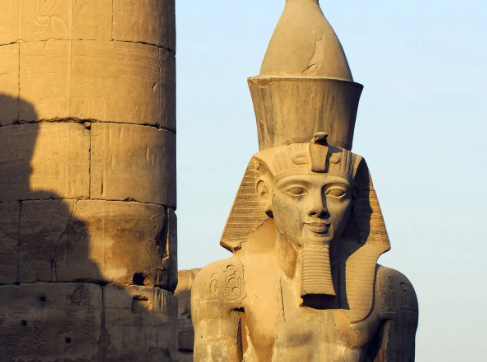 Bateau privé excursion en Egypte statue