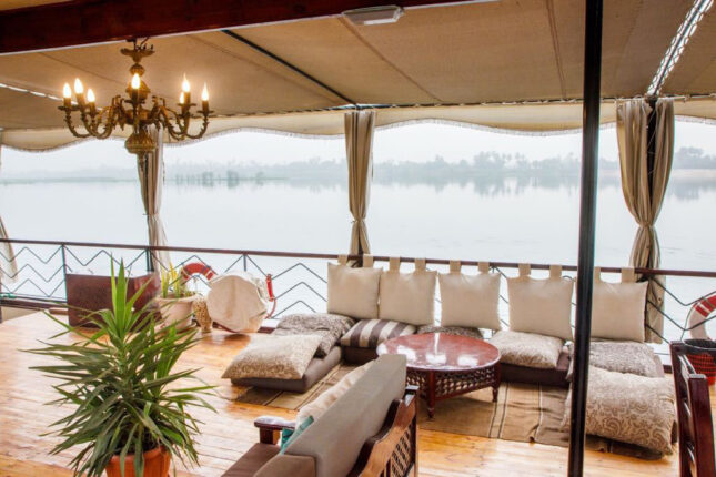 Terrasse du bateau privé en Egypte sur le Nil