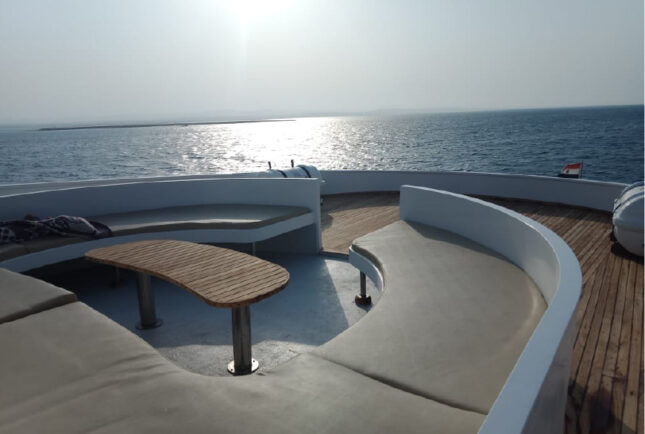 Terrasse du bateau privé sur la Baie de Sataya-Egypte