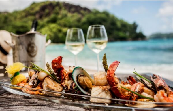 Diner dans un restaurant de spécialité de fruits de mer